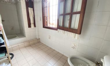 Venta casa 4 ambientes, cochera y fondo libre con piscina en Don Bosco