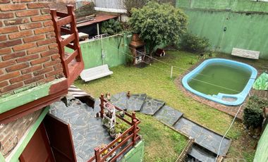 Venta casa 4 ambientes, cochera y fondo libre con piscina en Don Bosco