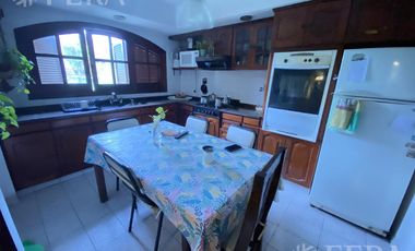 Venta casa 4 ambientes, cochera y fondo libre con piscina en Don Bosco