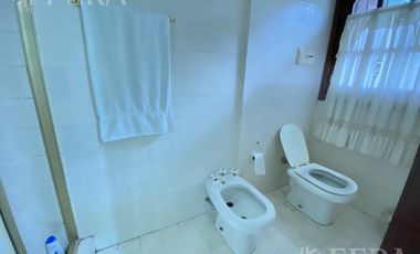 Venta casa 4 ambientes, cochera y fondo libre con piscina en Don Bosco