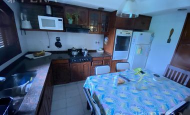 Venta casa 4 ambientes, cochera y fondo libre con piscina en Don Bosco