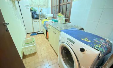Venta casa 4 ambientes, cochera y fondo libre con piscina en Don Bosco