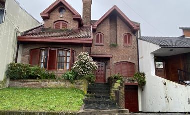 Venta casa 4 ambientes, cochera y fondo libre con piscina en Don Bosco