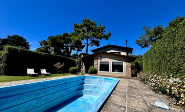 Casa en en La Caleta, con pileta!