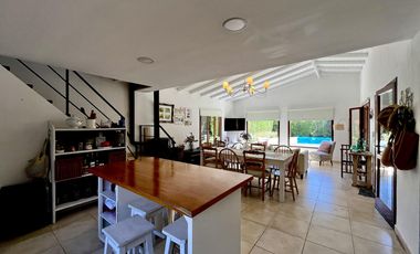 Casa en en La Caleta, con pileta!