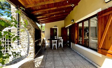 Casa en en La Caleta, con pileta!