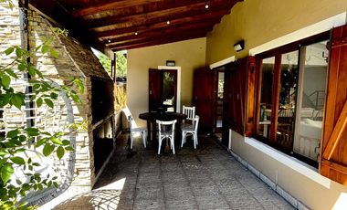 Casa en en La Caleta, con pileta!
