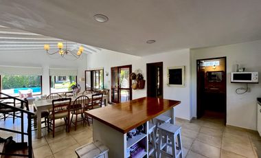 Casa en en La Caleta, con pileta!