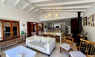Casa en en La Caleta, con pileta!