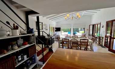 Casa en en La Caleta, con pileta!