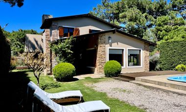 Casa en en La Caleta, con pileta!