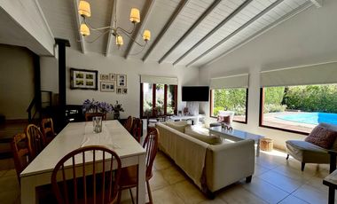 Casa en en La Caleta, con pileta!