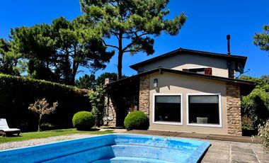 Casa en en La Caleta, con pileta!