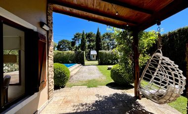 Casa en en La Caleta, con pileta!