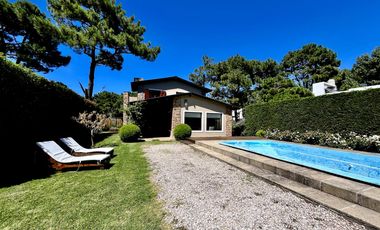 Casa en en La Caleta, con pileta!