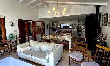 Casa en en La Caleta, con pileta!