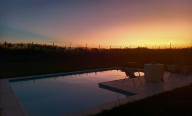 VENTA Excelente casa en Venta en San Sebastian con Pileta 3 dorm. Gran fondo libre a la reserva!!!