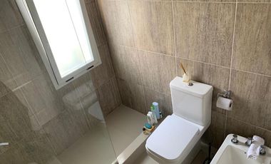 VENTA Excelente casa en Venta en San Sebastian con Pileta 3 dorm. Gran fondo libre a la reserva!!!