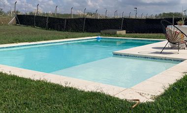 VENTA Excelente casa en Venta en San Sebastian con Pileta 3 dorm. Gran fondo libre a la reserva!!!