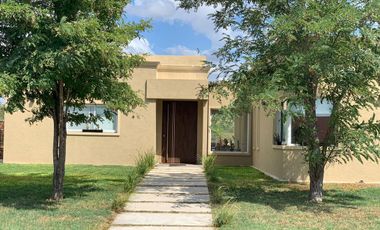 VENTA Excelente casa en Venta en San Sebastian con Pileta 3 dorm. Gran fondo libre a la reserva!!!
