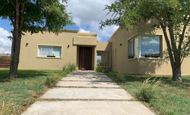 VENTA Excelente casa en Venta en San Sebastian con Pileta 3 dorm. Gran fondo libre a la reserva!!!