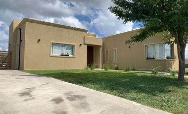 VENTA Excelente casa en Venta en San Sebastian con Pileta 3 dorm. Gran fondo libre a la reserva!!!