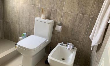 VENTA Excelente casa en Venta en San Sebastian con Pileta 3 dorm. Gran fondo libre a la reserva!!!