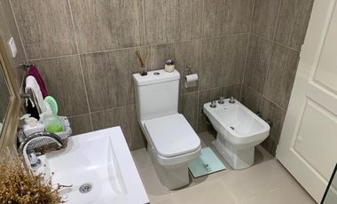 VENTA Excelente casa en Venta en San Sebastian con Pileta 3 dorm. Gran fondo libre a la reserva!!!