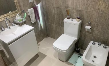 VENTA Excelente casa en Venta en San Sebastian con Pileta 3 dorm. Gran fondo libre a la reserva!!!