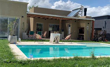 VENTA Excelente casa en Venta en San Sebastian con Pileta 3 dorm. Gran fondo libre a la reserva!!!