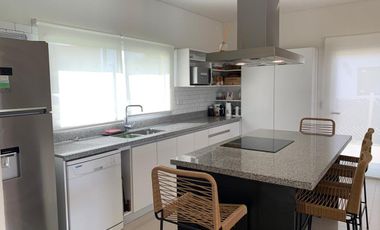 VENTA Excelente casa en Venta en San Sebastian con Pileta 3 dorm. Gran fondo libre a la reserva!!!