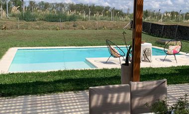 VENTA Excelente casa en Venta en San Sebastian con Pileta 3 dorm. Gran fondo libre a la reserva!!!