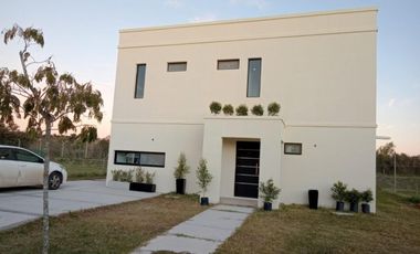 Puertos del Lago - Acacias | Venta | Casa con linda vista abierta, sin vecinos al fondo