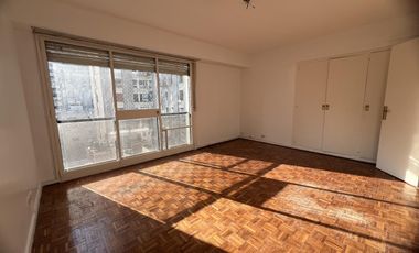 MUY LINDO DEPARTAMENTO DE TRES DORMITORIOS CON DEPENDENCIA, COCHERA Y BAULERA