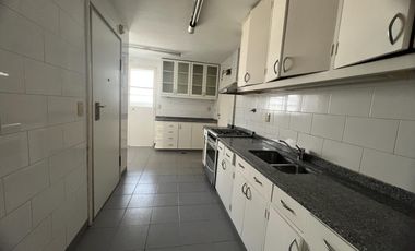 MUY LINDO DEPARTAMENTO DE TRES DORMITORIOS CON DEPENDENCIA, COCHERA Y BAULERA