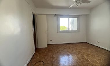 MUY LINDO DEPARTAMENTO DE TRES DORMITORIOS CON DEPENDENCIA, COCHERA Y BAULERA