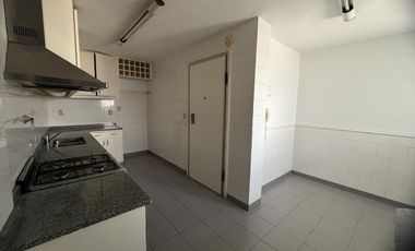 MUY LINDO DEPARTAMENTO DE TRES DORMITORIOS CON DEPENDENCIA, COCHERA Y BAULERA