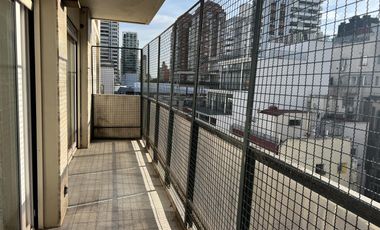 MUY LINDO DEPARTAMENTO DE TRES DORMITORIOS CON DEPENDENCIA, COCHERA Y BAULERA