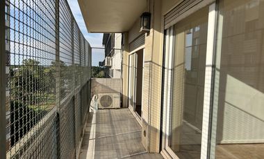 MUY LINDO DEPARTAMENTO DE TRES DORMITORIOS CON DEPENDENCIA, COCHERA Y BAULERA