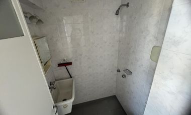 MUY LINDO DEPARTAMENTO DE TRES DORMITORIOS CON DEPENDENCIA, COCHERA Y BAULERA