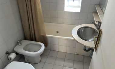 MUY LINDO DEPARTAMENTO DE TRES DORMITORIOS CON DEPENDENCIA, COCHERA Y BAULERA