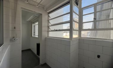 MUY LINDO DEPARTAMENTO DE TRES DORMITORIOS CON DEPENDENCIA, COCHERA Y BAULERA