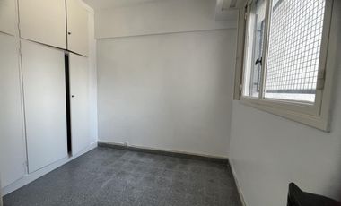 MUY LINDO DEPARTAMENTO DE TRES DORMITORIOS CON DEPENDENCIA, COCHERA Y BAULERA