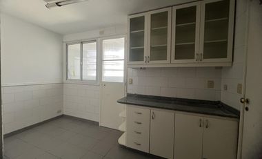 MUY LINDO DEPARTAMENTO DE TRES DORMITORIOS CON DEPENDENCIA, COCHERA Y BAULERA