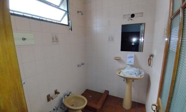 CASA EN VENTA - INMEJORABLE UBICACION!!