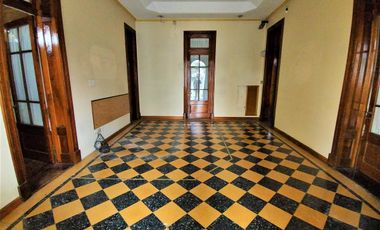 CASA EN VENTA - INMEJORABLE UBICACION!!