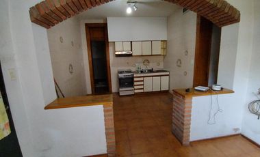 CASA EN VENTA - INMEJORABLE UBICACION!!