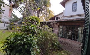 CASA EN VENTA - INMEJORABLE UBICACION!!