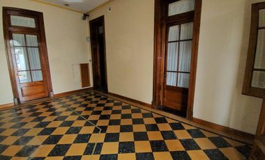 CASA EN VENTA - INMEJORABLE UBICACION!!