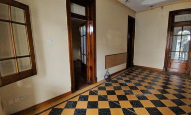 CASA EN VENTA - INMEJORABLE UBICACION!!